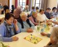Bild: lep
Ein voller Erfolg ist der Spielenachmittag der Senioren der Pfarrei. Nach Kaffee und Kuchen wird die Runde eröffnet. Alle haben Spaß und es wird viel gelacht.