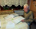 Bild: hai
Werner Veigl mit einer seiner wichtigsten Quellen für deutsche Kriegsgefangene in Russland, dem Findbuch „Orte des Gewahrsams von deutschen Kriegsgefangenen in der Sowjetunion (1941-1956)“.