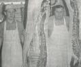 Bild: Archiv Josef Schmaußer
Ein Prachtexemplar von einem Schwein, über fünf Zentner schwer: Auf dem Bild der Onkel des Autors, Metzgermeister Hans Schmaußer. Er führte bis zum Tod seiner ersten Frau 1954 am Amberger Marktplatz ein Geschäft. Sein Lehrling ist der Bruder des Autors, Ludwig Schmaußer. Aufgenommen wurde das Bild um 1964.