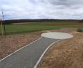 Bild: Karl-Josef Hildenbrand/dpa
Veitshöchheim: Ein Weg führt zu einer rund gepflasterten Stelle auf einem Feld nahe des Ortsteiles Gadheim. Die Anlage markiert den neuen geografischen Mittelpunkt der Europäischen Union nach dem Austritt von Großbritannien aus der EU. Aha.