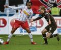 Bild: Armin Weigel/dpa
Jann George vom SSV Jahn (links/Szene aus dem Spiel gegen den FC St. Pauli) und die Regensburger sind heiß auf den Auftakt nach der Winterpause. Es geht gleich mit einem Heimspiel-Doppelpack los. Am Dienstag (20.30 Uhr) kommt Hannover, am Freitag (18.30 Uhr) Fürth.