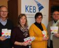 Bild: kro
Die KEB Tirschenreuth präsentiert ihre neues Jahresprogramm für 2020. Nicht weniger als 342 Veranstaltungen in dreißig Pfarreien warten auf die Interessierten. Unser Bild zeigt von links, Monsignore Pfarrer i.R. Martin Neumaier, Schriftführerin und Sekretärin Christa Malzer, Vorsitzende Anneliese Krenkel und geschäftsführender Bildungsreferent Hans Stelzl.