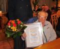 Bild: hai
Josef Mittelmeyer (sitzend) erhielt vom Stellvertretenden Vorsitzenden Rudi Richter neben der Ernennungsurkunde zum Ehrenvorsitzenden auch einen Strauß Blumen.