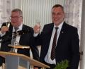 Bild: ads
Zum elften und letzten Mal begrüßten Bürgermeister Sepp Reindl und Pfarrer Josef Irlbacher (v.l.) die Schnaittenbacher zum gemeinsamen Neujahrsempfang von Stadt und Kirche und stießen auf das neue Jahr an.