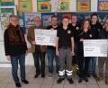 Bild: usc
Mit jeweils 500 Euro unterstützt der Lions-Club Amberg-Sulzbach die Helfer vor Ort von Ammerthal und Ursensollen (von links): Hilfswerk-Vorsitzende Marita Sagstetter, Club-Präsident Peter Rückerl, die Ammerthaler Abordnung mit Stephan Knorr, Moritz Koberstein und Moritz Schmid, daneben Corina Eisner (Ursensollen), Josef Graml (Ursensollen), Lions-Schatzmeister Hans Fürnkäs und Marco Preißler (Leiter der HvO Ursensollen).