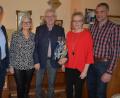 Bild: jr
Viele Glückwünsche gab es für Eduard Bauer (Mitte) zum 80.Geburtstag. Es gratulierten unter anderem Ehefrau Sabine (Zweite von links), Tochter Claudia (Zweiter von rechts) und Schwiegersohn Albert (rechts) sowie Bürgermeister Roland Grillmeier.