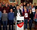 Bild: R. Kreuzer
Der Vorstand des VfB ehrt langjährige Mitglieder und ernennt Lothar Höher (vorne, Mitte) zum neuen Ehrenmitglied.