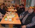 Bild: jr
Mit Cowboyhüten hatten sich Leonbergs Bürgermeister Johann Burger (Dritter von links) und Mitterteichs Zweiter Bürgermeister Stefan Grillmeier (Dritter von rechts) für den Seniorenfasching der Arbeiterwohlfahrt in Steinmühle ausgestattet. Mit im Bild auch AWO-Kreisgeschäftsführerin Angelika Würner (Zweite von links) und stellvertretender Ortsvorsitzender Ludwig Schmid (rechts).
