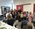 Bild: fpoz
Die Ganztagskinder begrüßten die Gäste, darunter Rektorin Petra Andritzky, mit dem Lied "Kunterbunt".