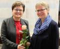 Bild: do
Mit einem Rosengruß heißt Frauenbund-Sprecherin Maria Seitz (links) Schulrektorin Gabriele Bodner als neues Mitglied willkommen.