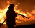 Bild: Dominique Leppin/dpa
Symbolbild: Ein Feuerwehrmann löscht einen Brand.
