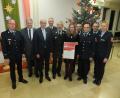 Bild: ibj
Zu ihrer Auszeichnung gratulierten Gabriele Wiesnet (Fünfte von rechts Kreisbrandinspektor Christof Strobl, Landrat Richard Reisinger, Bürgermeister Bernhard Lindner, Landtagsabgeordneter Harald Schwartz, Kreisbrandrat Fredi Weiß (von links) sowie Feuerwehrvorsitzende Marion Bäumler, stellvertretender Kommandant Markus Weber, Kommandant Michael Iberer und stellvertetender Kommandant Philipp Gebert (von rechts).