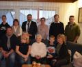 Bild: fla
Wilma Bäumler (sitzend, Mitte) freut sich über viele Glückwünsche. Zu den Gratulanten zählten neben Kindern, Enkeln und Urenkeln auch Pfarrer Norbert Götz (Zweiter von rechts), Pfarrgemeinderätin Ingrid Troidl (Dritte von rechts) und Bürgermeister Josef Beimler (Vierter von rechts).