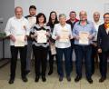 Bild: JOCHEN NEUMANN 
ERBENDORF
Bürgermeister Bürgermeister Hans Donko und der neue Vorsitzende Andreas Wittmann (links daneben) gratulieren den Geehrten (von links) Franz Bauer junior, Patrick Bauer, Margit Otte, Katja Böckl, Berta Heinisch, Reinhold Bregler und Alois Helgert.