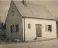 Bild:  Archiv Josef Schmaußer
Ein Frosthäusl, wahrscheinlich das von Ursensollen, um 1960. Die genossenschaftlich organisierten Mitglieder konnten in ihren Fächern der Gemeinschaftsgefrieranlage Fleisch und andere Lebensmittel aufbewahren, bevor auch auf den Dörfern private Gefriertruhen üblich wurden. Der Fotograf ist unbekannt.