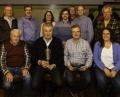 Bild: Susanne KImmerl
Josef Lehnerer (sitzend, Zweiter von links) ist neuer Vereinsmeister der Fotofreunde Pfreimd. Den Andreas-Lotter-Pokal gewann Hubert Sorgenfrei (sitzend, Dritter von links). Auch die weiteren Wettbewerbs-Fotografen erhielten aus den Händen von Vorsitzender Susanne Kimmerl (sitzend, rechts) Urkunden. Hubert Sorgenfrei wurde zudem die Ernennungsurkunde zum Ehrenmitglied überreicht.