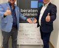 Bild: exb
Ein Förderinstrument für die Kunst im Raum Neunburg hat Fabian Biersack (links) von der Beraten-und-Planen-Gruppe ins Leben gerufen. Die Stadt Neunburg, vertreten durch Bürgermeister Martin Birner, ist beim Stipendium als Partner mit im Boot.