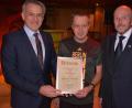 Bild: jr
Zum 36. Mal kürte die Stadt Mitterteich den Sportler des Jahres. Die Wahl fiel auf den 58-jährigen Langstreckenläufer Werner Fenzl (Mitte) vom TuS Mitterteich. Es gratulierten Bürgermeister Roland Grillmeier (links) und Sportstadtverbandsvorsitzender Peter Haibach.