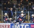 Bild: gb
Marco Habermann springt über die Bande, die anderen, einschließlich Trainer Ken Latta, verfolgen gebannt das Geschehen auf dem Eis. Nach dem Sieg gegen Deggendorf müssen die Blue Devils nachlegen, um im Rennen um den achten Platz zu bleiben. Die nächsten Gegner sind Rosenheim und Peiting.