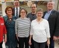 Bild: ohr
Bürgermeister Prechtl (hinten links) gratuliert der Vorstandschaft zur Wahl (von vorne): Kassier Sieglinde Schottenheim, zweite Vorsitzende Irmgard Prechtl (neu), die Beisitzer Rosemarie Höreth und Dagmar Lula sowie Reinhard Höreth (hinten Mitte) und erster Vorsitzender Helmut Kramer (rechts).