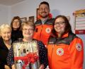 Bild: Picasa
Die Jubilarin Monika Zimmerer (Dritte von links) mit (von links) stellvertretender Bereitschaftsleiterin Anneliese Huhnke, stellvertretender Leiterin Wohlfahrts- und Sozialarbeit Luise Lehner, Bereitschaftsleiter Sven Lehner und Taktischer Leiterin Jasmin Kelch.
