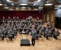 Bild: exb/ Bundeswehr, Leusmann)
Das Ausbildungsmusikkorps der Bundeswehr in großer sinfonischer Blasorchesterbesetzung unter Leitung von Oberstleutnant Michael Euler präsentiert am 25. März in der Nordgauhalle besondere musikalische Leckerbissen.