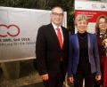 Bild: Hirsch
Direktor Peter Scheitinger, Kreisvorsitzende Ulrike Roidl und Geschäftsführerin Daniela Fríedrich (von links) eröffneten in der Sparkasse die Ausstellung zum 100-jährigen Jubiläum der Arbeiterwohlfahrt.