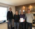 Bild: kok
Die höchste Auszeichnung des TuS vergeben (von links) Dritter Vorsitzender Horst Perrey, Ehrenamtsbeauftragter Manfred Klameth und (rechts) Zweiter Vorsitzender Manfred Seitz an den Ersten Vorsitzenden Jürgen Wyrobisch.