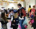 Bild: ohr
Tolle Stimmung beim Kinderfasching im Pfarrheim. Auch Pfarrer Heinrich Rosner reihte sich in das Getümmel auf der Tanzfläche ein.