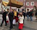 Bild: bö
Heuer war der Hohenburger Wastl weder dafroan, noch dasuffa oder zugeschneit. Die Hohenburger halten ihr Versprechen aus dem Hungerwinter von 1771 und tragen die Statue des Pestheiligen ein einer feierlichen Prozession durch den Markt.