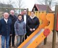 Bild: exb/Lions-Club Weiden
Die Lions-Mitglieder Elmar Baumer (von links), Anton Forster und Stephan Oetzinger besichtigen mit Kinderhaus-Leiterin Doris Weigl (rechts) und Stellvertreterin Silke Sommer die marode Spielanlage.