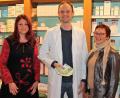 Bild: stg
Apotheker Sebastian Vonhoff überreichte die Spenden an Edith Lippert (rechts) und Jessika Wöhrl-Neuber.