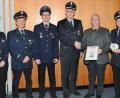 Bild: ker
Abschied mit Ehrenmitglieds-Urkunde und Vereinsschweinderl der Feuerwehr Röckenricht (von links): Nadine Rösler, Ehrenvorsitzender Werner Luber, Jugendwart Roland Luber, Vorsitzender Stefan Regler, Bürgermeister und Ehrenmitglied Winfried Franz, Kommandant Matthias Luber und Werner Grünthaler.