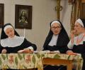 Bild: jr
Nele Haberkorn, Franziska Zintl und Celina Haberkorn nahmen in ihren Rollen als Klosterschwestern genüsslich eine Brotzeit ein.