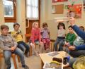 Bild: dob
Abfallberater Peter Hägler vom Landratsamt Neustadt/WN beackerte mit den Kindern aus der Natur- und Umweltgruppe das Thema Plastikmüll. Er war begeistert, was die Buben und Mädchen darüber schon alles wussten.