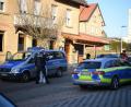 Bild: Sebastian Gollnow/dpa 
Nach Schüssen in in der Gaststätte "Deutscher Kaiser" in Rot am See im Nordosten Baden-Württembergs stehen Polizeiautos vor dem Gebäude in der Bahnhofsstraße. Hier sind sechs Menschen getötet und zwei verletzt worden sein. Ein Tatverdächtiger - offenbar der Sohn des Gastwirts- ist festgenommen worden, sagte die Polizei.