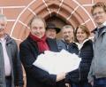 Bild: ge
Vertreter der Freien Wähler Umland übergeben die Unterschriften zum „Gläsernen Rathaus“ an FWU-Stadtrat Helmut Pilhofer (Zweiter von links).