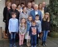 Bild: amö
Jubilarin Maria Rötzer (Mitte, mit Gatte Josef) freute sich über die Glückwünsche der Kinder und Urenkel. Für Pfarrei und Gemeinde gratulierte Bürgermeister Walter Schauer (hinten, rechts) und Pfarrer Eugen Wismeth (zweite Reihe, links).