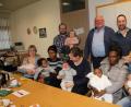 Bild: frd
Auf junge Familien ist ein Schwerpunkt der Stadtpolitik in Oberviechtach ausgerichtet. Das Angebot rund um Betreuung, Freizeitgestaltung und Fördermitteln erläuterte Bürgermeister Heinz Weigl den Eltern und Kindern beim Babytag im Rathaus.