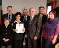 Bild: nbu
Zahlreiche Gäste gratulierten der rüstigen Jubilarin Klara Bücherl (vorne Mitte mit Urkunde) zum 85. Geburtstag (von links): Sohn und Bürgermeister Norbert Bücherl, Seniorenleiterin Barbara Mohr, Theresia Roth, Landrat Richard Reisinger, die Jubilarin, Dritter Bürgermeister Klaus Meißner, Zweiter Bürgermeister Helmut Klier, Johann Großer und Bettina Reil (beide Siedlergemeinschaft Freihung).