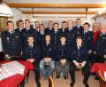 Bild: twg
Beförderungen und Ehrungen standen in der Jahreshauptversammlung der Feuerwehr Pilgramsreuth an. Zum Erinnerungsfoto kamen Maximilian Schindler (vorne, von links), Christian und Sebastian Schmucker sowie Stefan Bauer, Kreisbrandmeister Peter Prechtl (hinten, von links), Reinhard Greger, Zweiter Kommandant Johannes Sticht, Andreas Besold, Richard Kellner, Michael Bauer, Nico und Patrick Wegmann, Kommandant Bernhard Schultes, Matthias Sticht, Vorsitzender Thomas Müller, Bürgermeister Hubert Kraus und Kreisbrandinspektor Otto Braunreuther zusammen.