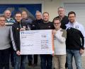 Bild: jr
Groß war die Freude beim TSV-Vorsitzenden Maximilian Siller, als ihm Sportpool-Vorsitzender Gerald Härtl einen Scheck über 7000 Euro übergab. Im Bild (von links) Konrad Härtl, Stefan Rosner, Raimund Stock, Otto Grillmeier, Maximilian Siller, Walter Hart, Dieter Niewolik, Harald Weiß, Gerald Härtl, Reinhard Betzl und Jugendbeauftragter Wolfgang Pötzl.