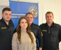 Bild: shl
Ihrem beherzten Eingriff hat ein 65-jähriger Autofahrer sein Leben zu verdanken: Joseph Fellner (von links), Jessica Hötzel und Thomas Krauß von der Polizeiinspektion Weiden leisten schnelle Erste Hilfe. Auch PI-Sprecher Mario Schieder (rechts) lobt das vorbildliche Handeln.