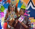 Bild: we
Entertainerin Motsi Mabuse (rechts) präsentiert in Nürnberg mit einer Samba-Tänzerin das Steck-Spiel Kixelz von Schmidt Spiele.