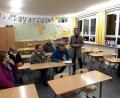 Bild: rtw
Lehrer und Eltern sollten in die Planungsprozesse für die Grundschule Neukirchen-Etzelwang einbezogen werden, sagte CSU-Bürgermeisterkandidat Peter Achatzi (stehend) bei einem Ortstermin.