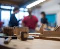 Bild: Sebastian Gollnow/dpa/dpa-tmn
Bei einer dualen Ausbildung laufen Berufsschule und die Arbeit im Betrieb Hand in Hand: Steht ein bestimmtes Thema im Berufsschulunterricht an, sollte es auch praktisch im Betrieb umgesetzt werden.