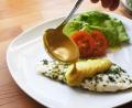 Bild:  Gabi Schönberger
Ein schöner Salat passt am besten zum Holsteiner Kräuterfisch mit Currysauce.