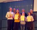 Bild: exb
Zum „Deutsch-Französischen Tag“ am Eschenbacher Gymnasium gehört auch ein Vorlesewettbewerb. Stellvertretende Schulleiter Martin Meier, Elternbeiratsvorsitzende Sabine Schultes und Französisch-Fachbetreuer Peter Arzberger (hinten, von links) überreichen den besten Teilnehmern Anna Schmidt, Martin Meier, Veronica Hieke, Max Weiß und Felicitas Wagner dafür Urkunden.