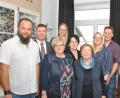 Bild: tu
Emilie Gatzky (Vierte von rechts) freut sich über die Glückwünsche ihrer Angehörigen und von Bürgermeister Rainer Rewitzer (Zweiter von links).