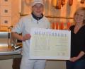 Bild: jr
Die 41-jährige Fuchsmühlerin Katrin Haubner (links) ist neue Metzgermeisterin in der Metzgerei Rosner in Konnersreuth. Inhaberin Jutta Rosner gratulierte und freute sich, dass Haubner der Metzgerei erhalten bleibt. Stolz präsentieren beide die Meisterurkunde der Handwerkskammer Niederbayern/Oberpfalz.